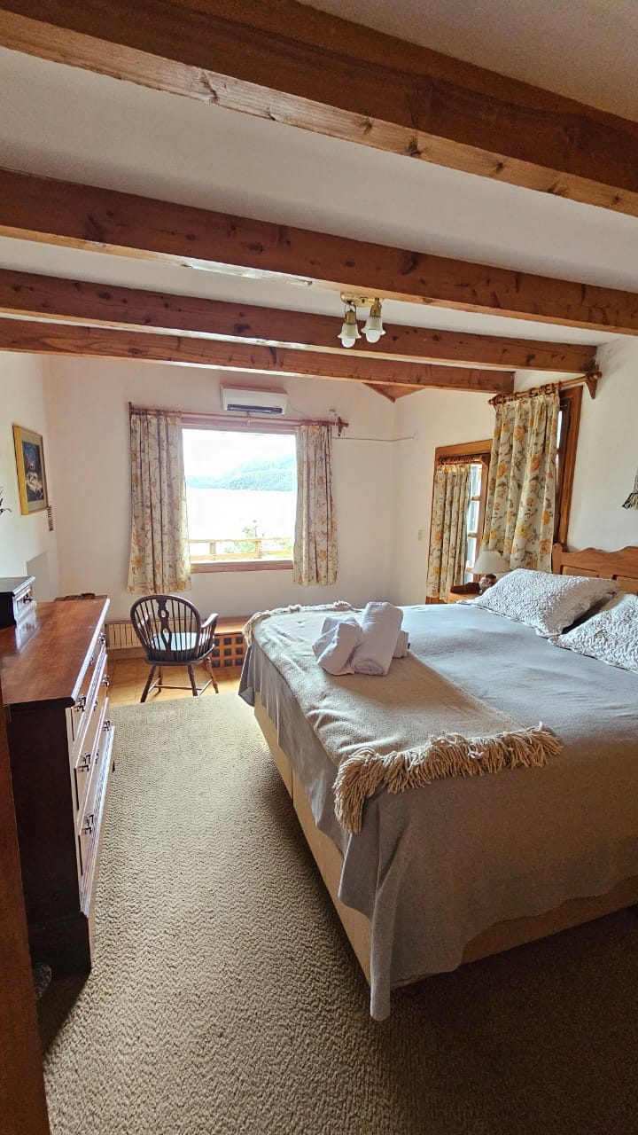 Dormitorio del bungalow con vista al lago