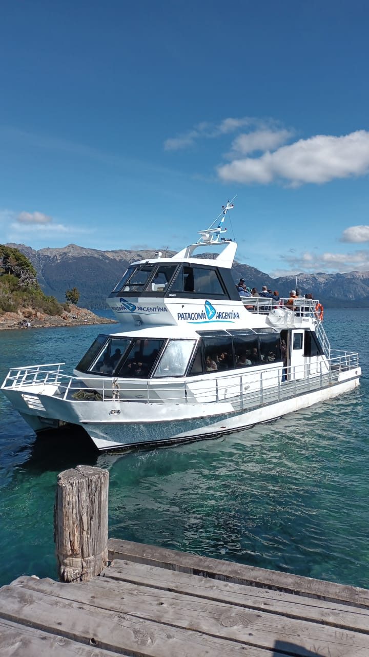 Catamarán Patagonia Argentina en el muelle de la bahía