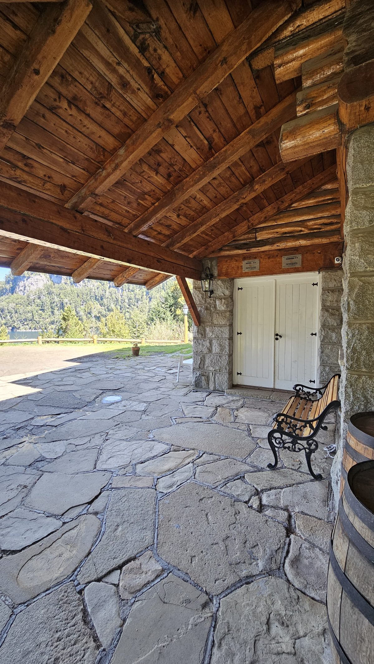 Galería de piedra del hotel con vista al lago