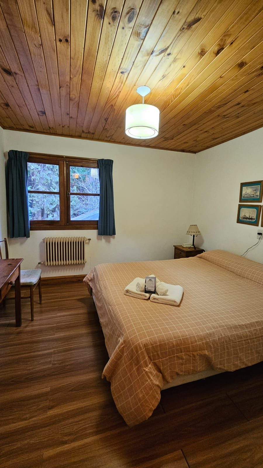 Habitación doble matrimonial vista al jardín, piso de madera