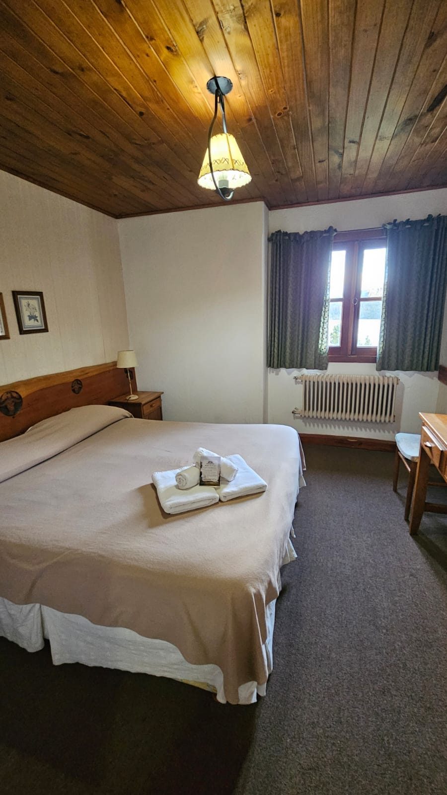 Habitación doble matrimonial con techo de madera