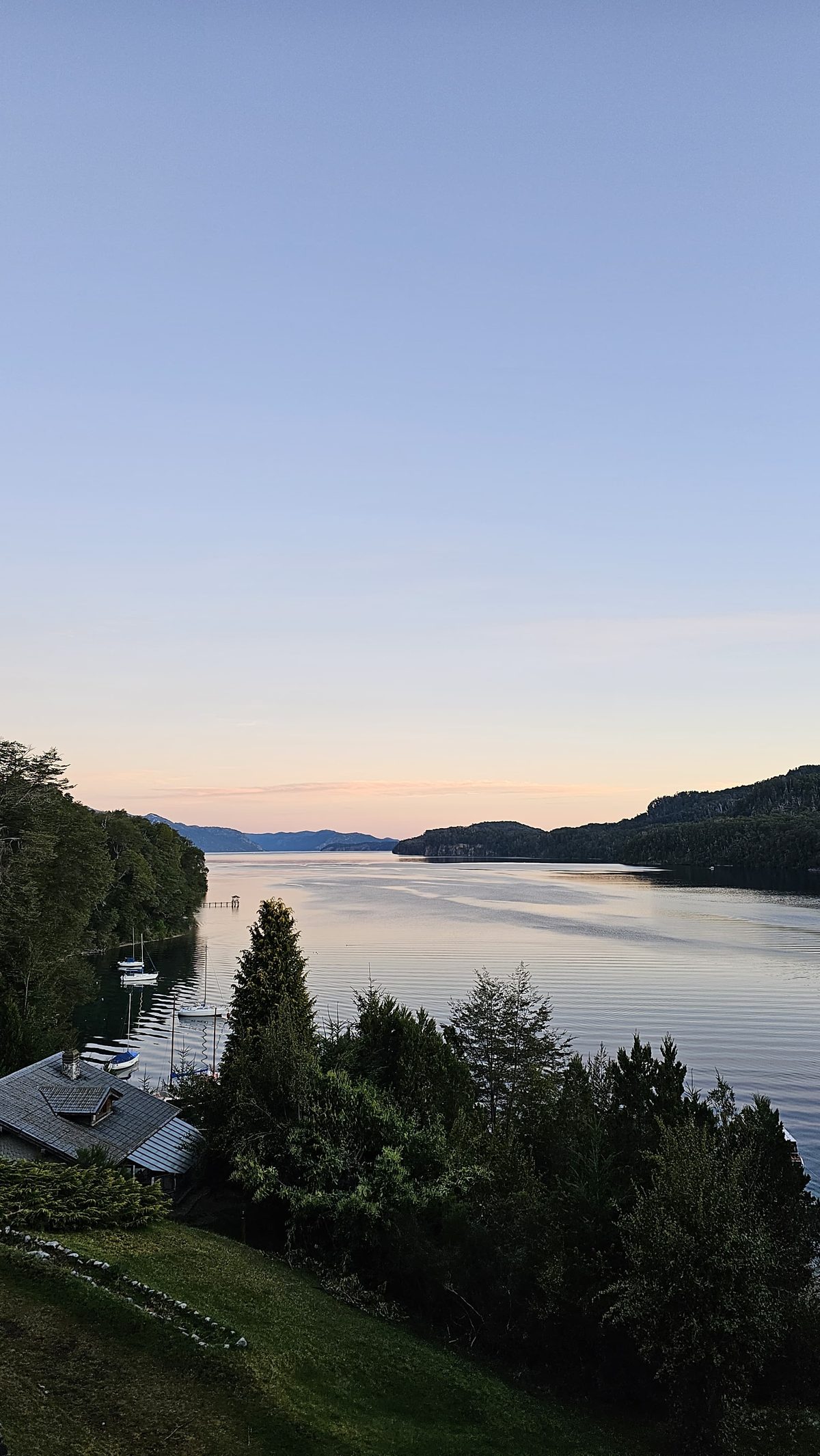 Atardecer sobre el lago Nahuel Huapi y el muelle del hotel