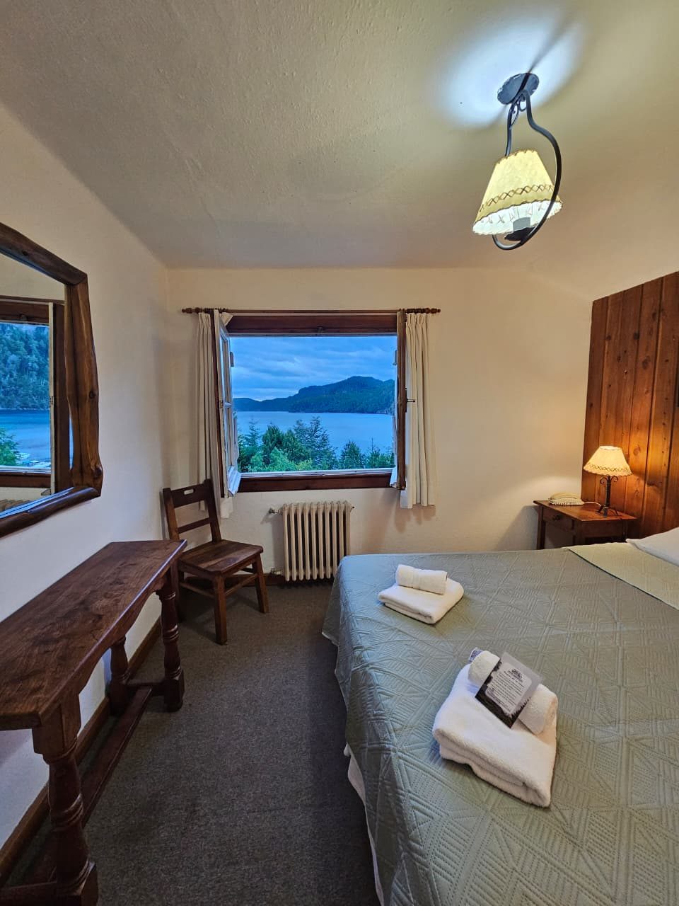 Habitación con ventana al lago Nahuel Huapi