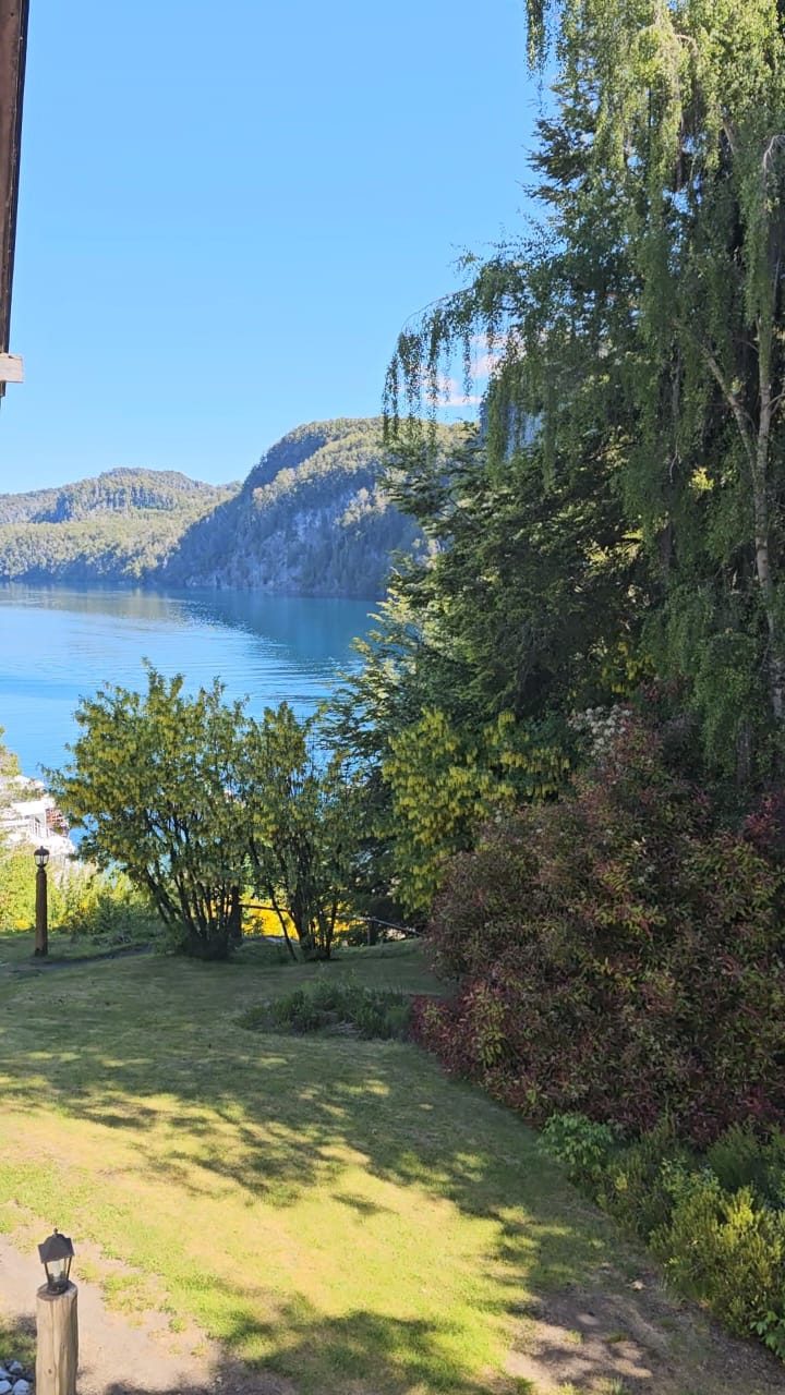 El lago Nahuel Huapi visto desde el jardín del hotel
