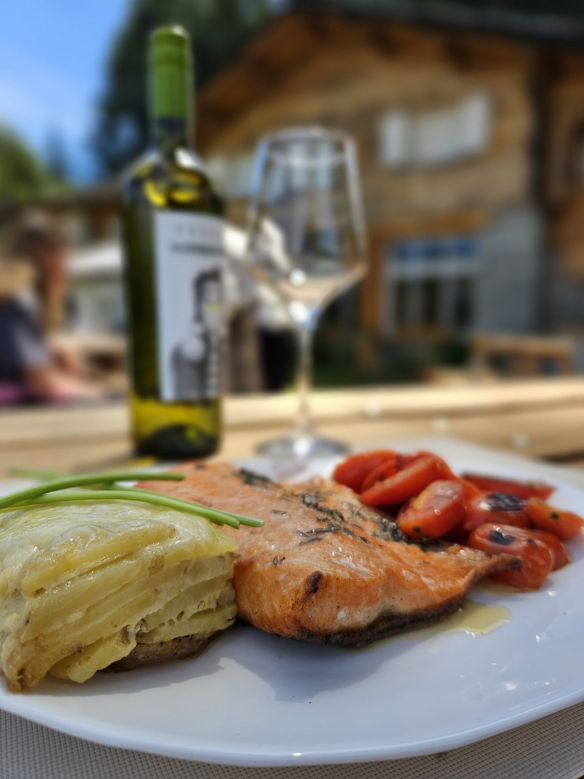 Trucha con papas y tomates asados en el restaurante