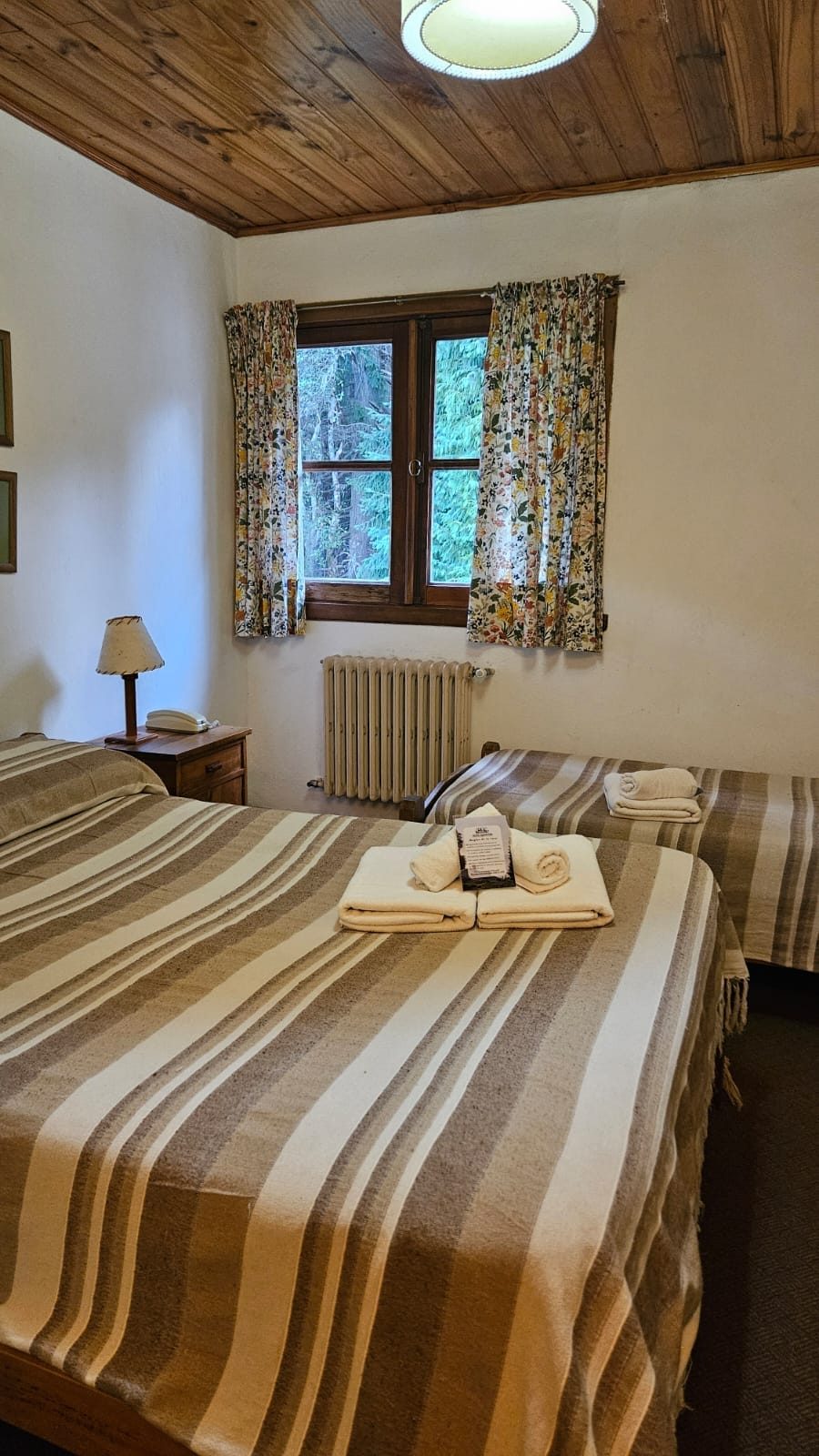 Habitación triple con cama matrimonial y una individual